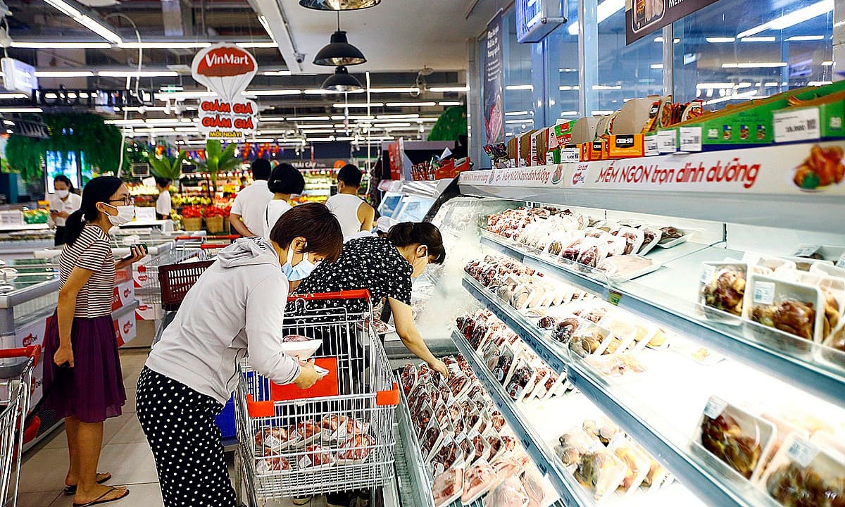 HCMC changes tack, tasks districts with groceries shopping