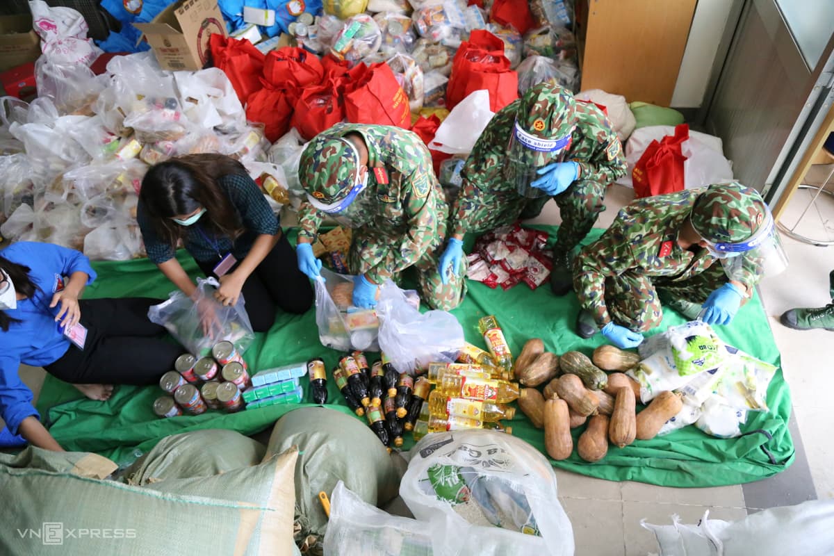 Soldiers supply food to HCMC needy