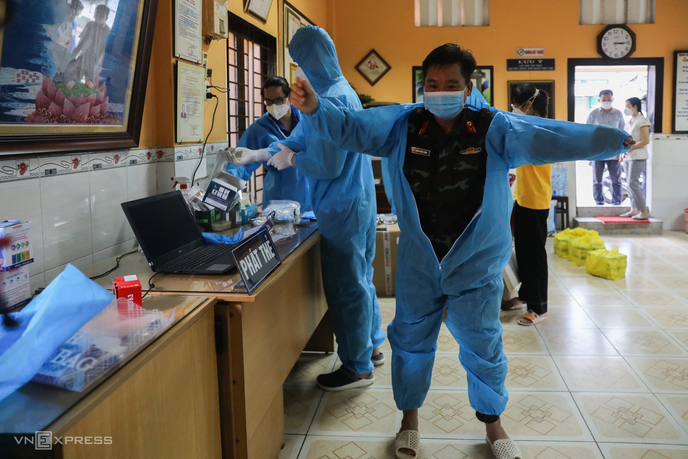 Military medics deliver quick Covid test kits to HCMC district