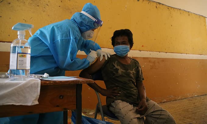 HCMC homeless people get vaccinated