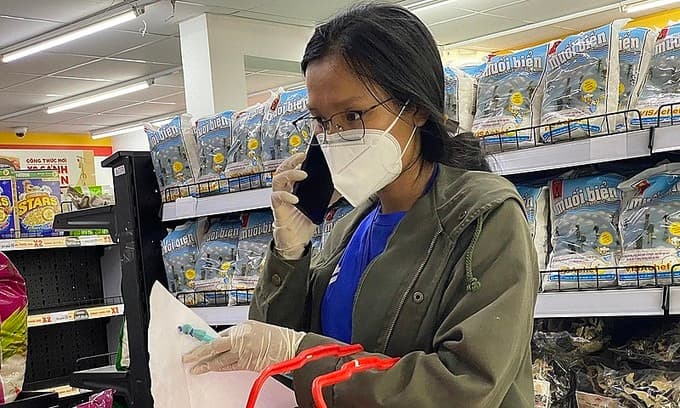 HCMC residents not sold on others doing their shopping