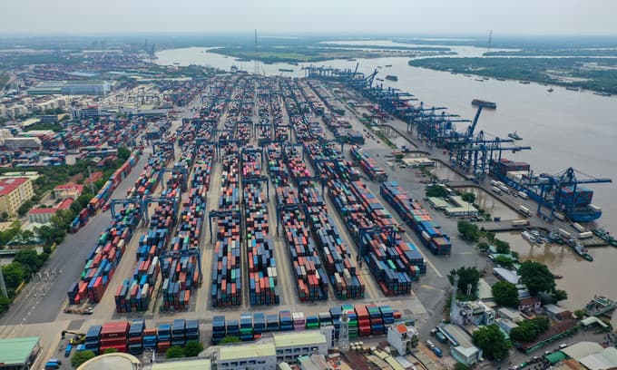 Major HCMC ports require negative Covid-19 tests on entry