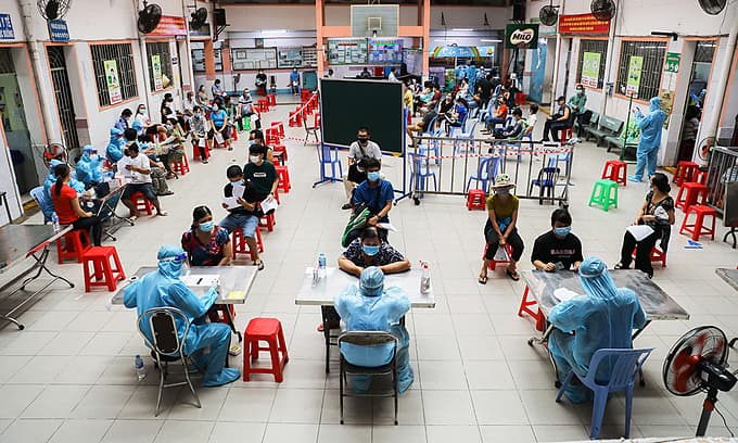 HCMC residents await second Covid-19 vaccine shots
