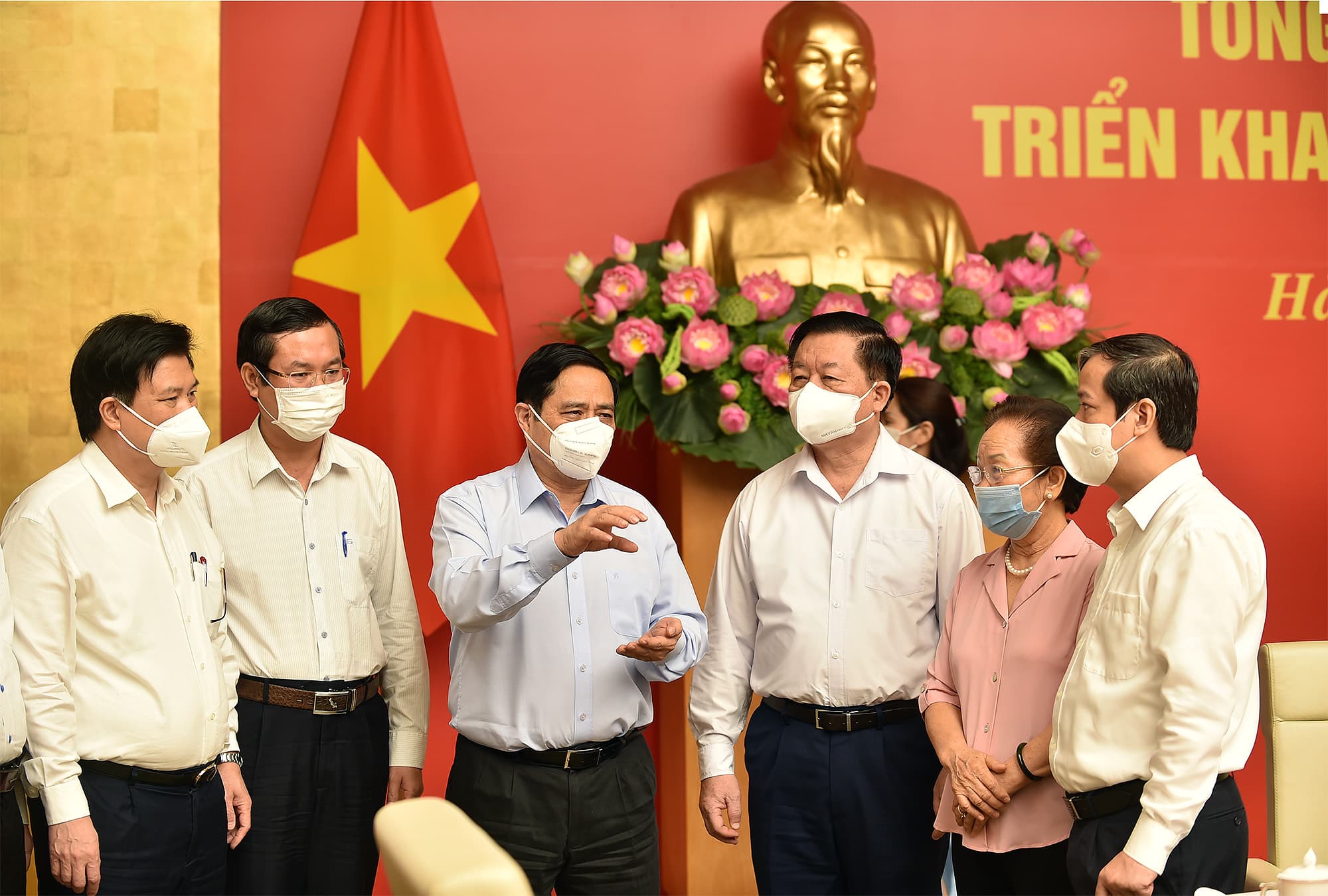 PM asks for quick expansion of vaccination campaign to minors