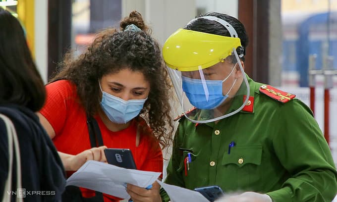 Hotlines to assist foreigners in Covid-locked Da Nang