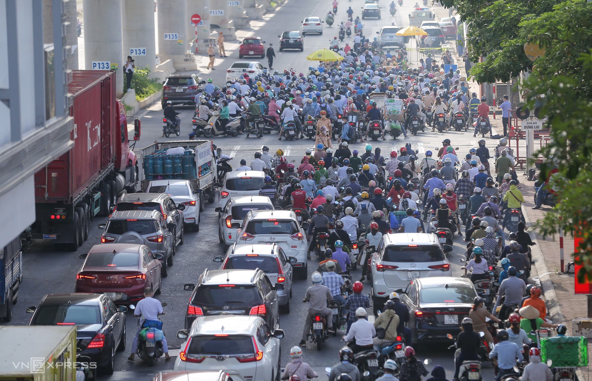Hanoi traffic piles up at high-risk Covid checkpoints