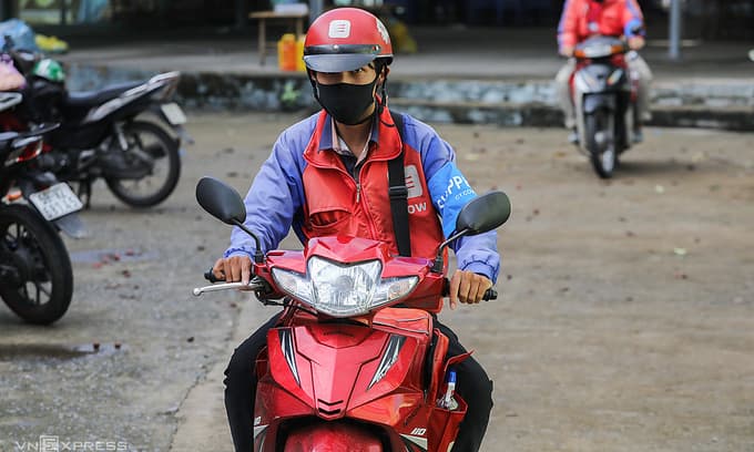 Shippers, food stores in HCMC may be allowed to work until 9 pm