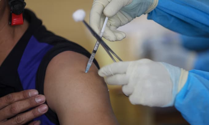 Government allows people to mix Covid jabs