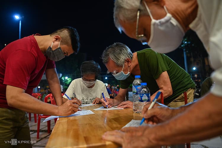 Hanoi district runs day-long Covid vaccination campaign