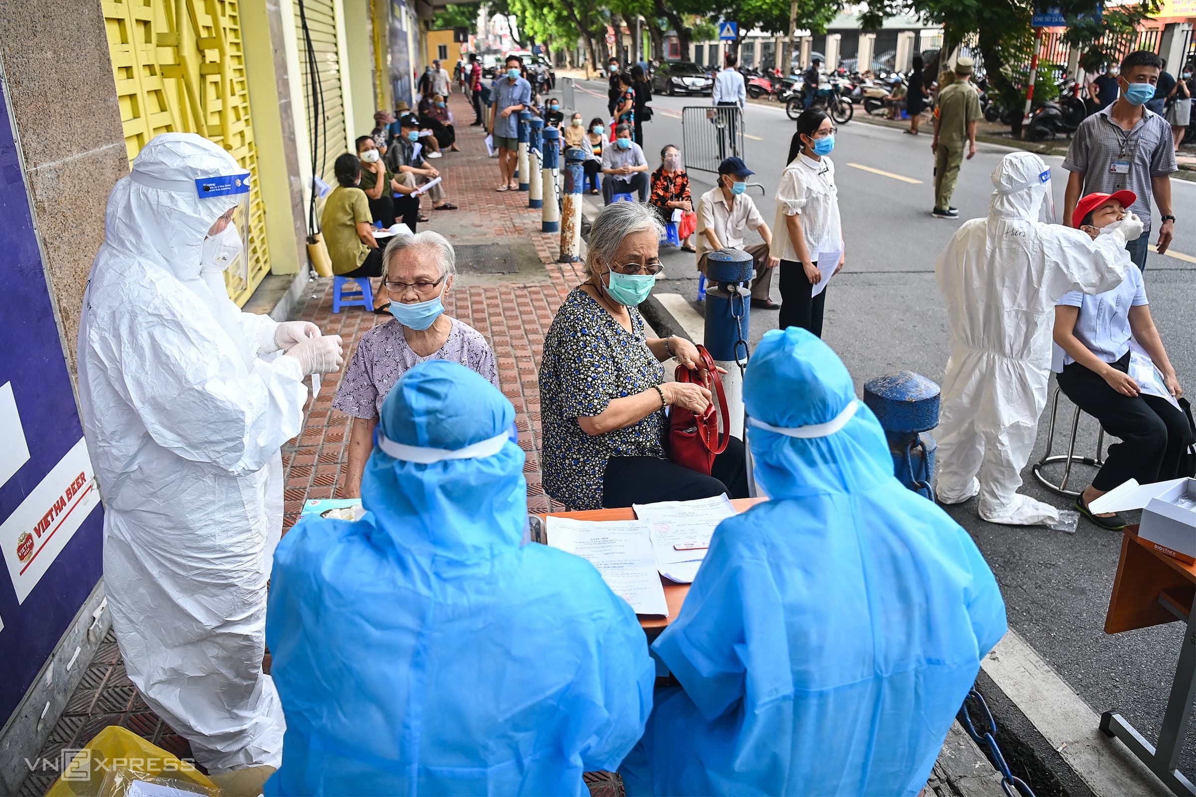 Hanoi deploys simultaneous Covid testing, vaccination sites