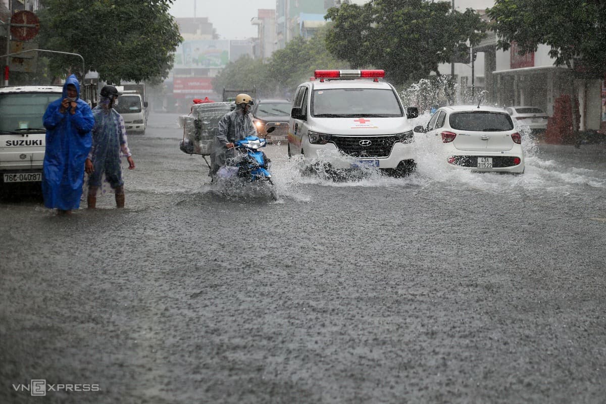 Da Nang streets turn filthy waterways amid heavy downpours