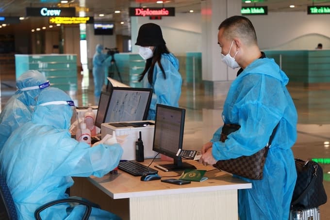 Vietnam welcomes two flights from US under vaccine passport policy