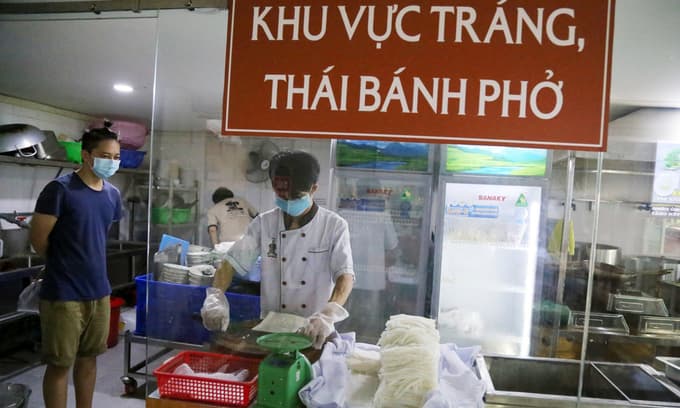 HCMC eateries find conditions for reopening too tough