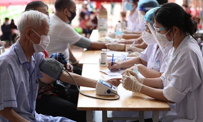 Hanoi ward requires Covid anti-vaxxers to 'take responsibility for infections'