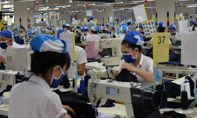 Seven Mekong Delta textile companies want workers immediately vaccinated against Covid