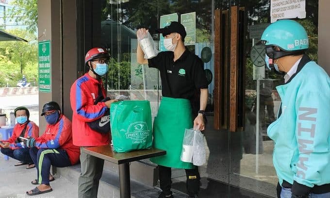 HCMC lifts inter-district delivery ban, but formalities remain onerous