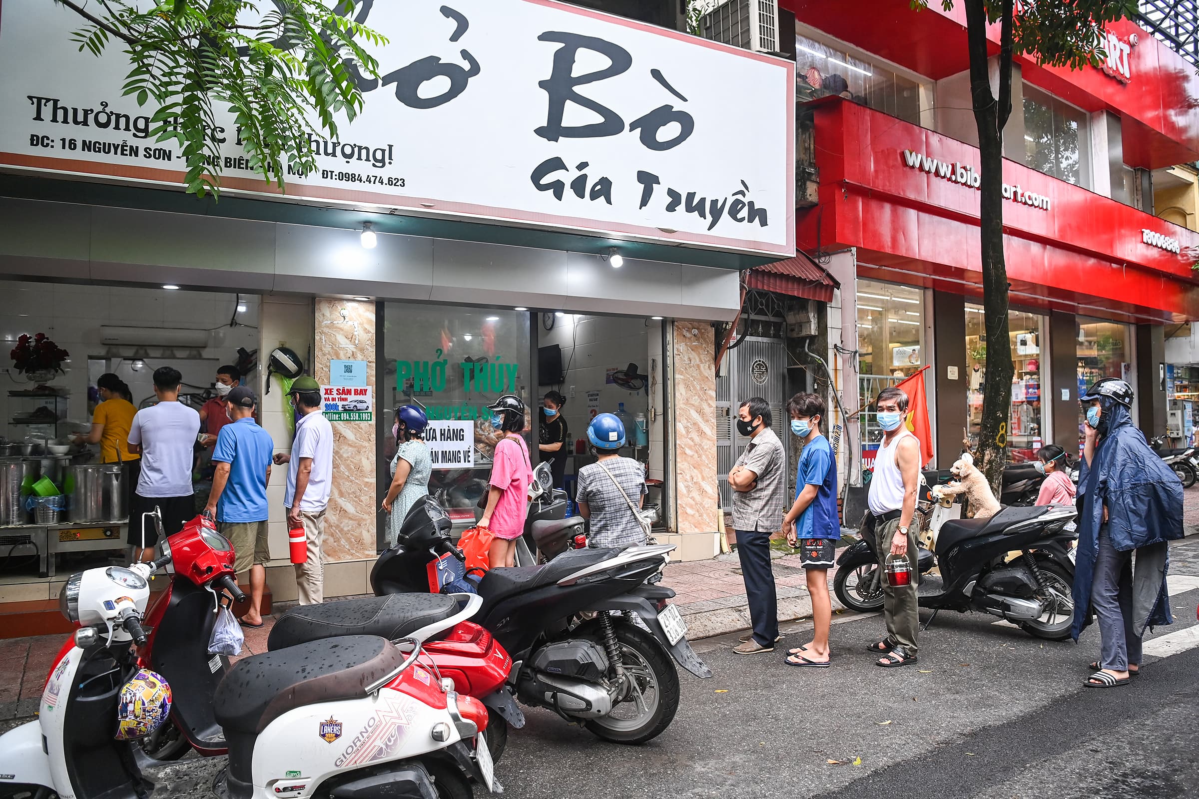 Signs of life return to Hanoi on first reopening day