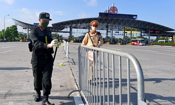 Hanoi to allow construction, retain entry checkpoints after Tuesday