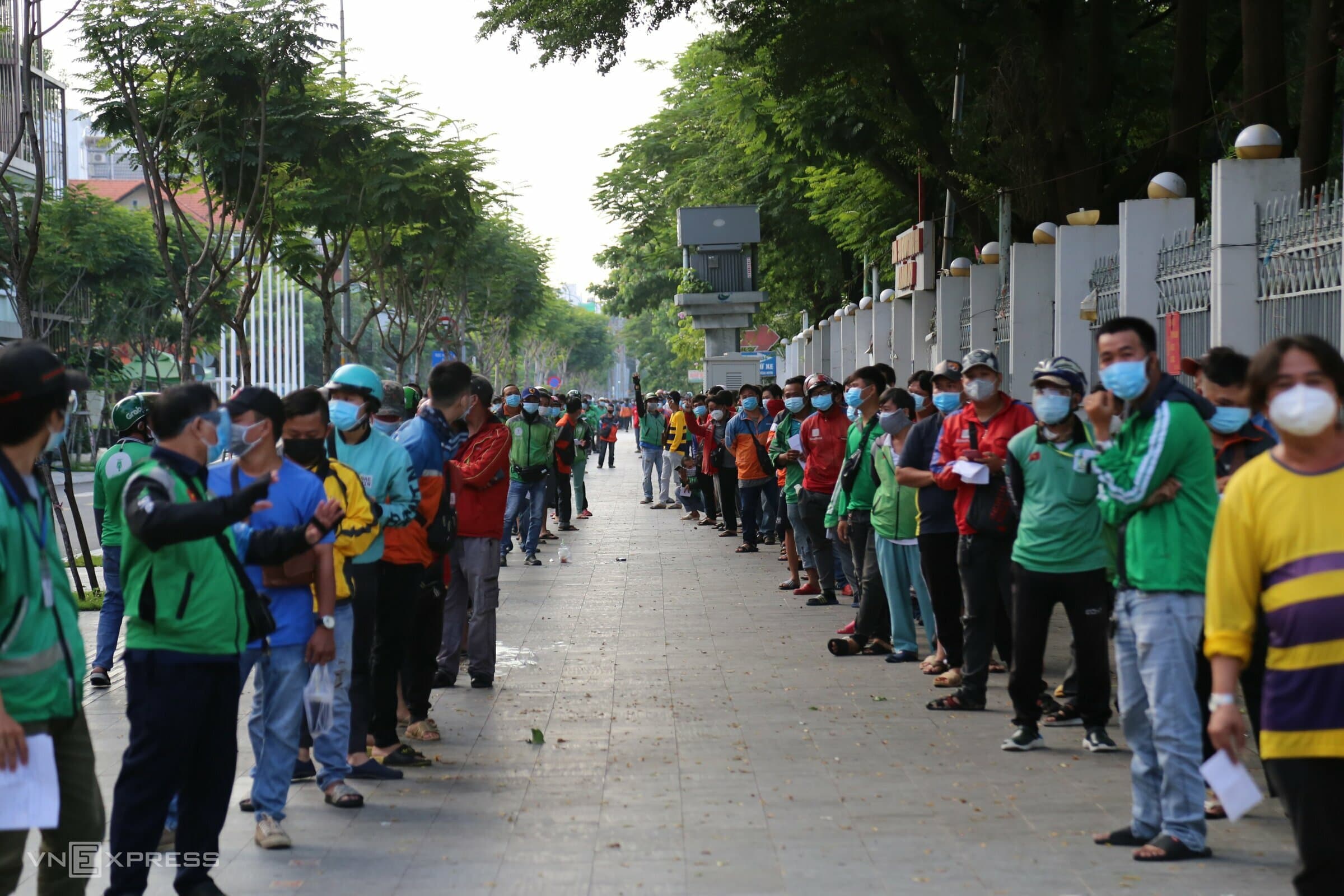 Early hours, long lines for HCMC shippers taking Covid tests