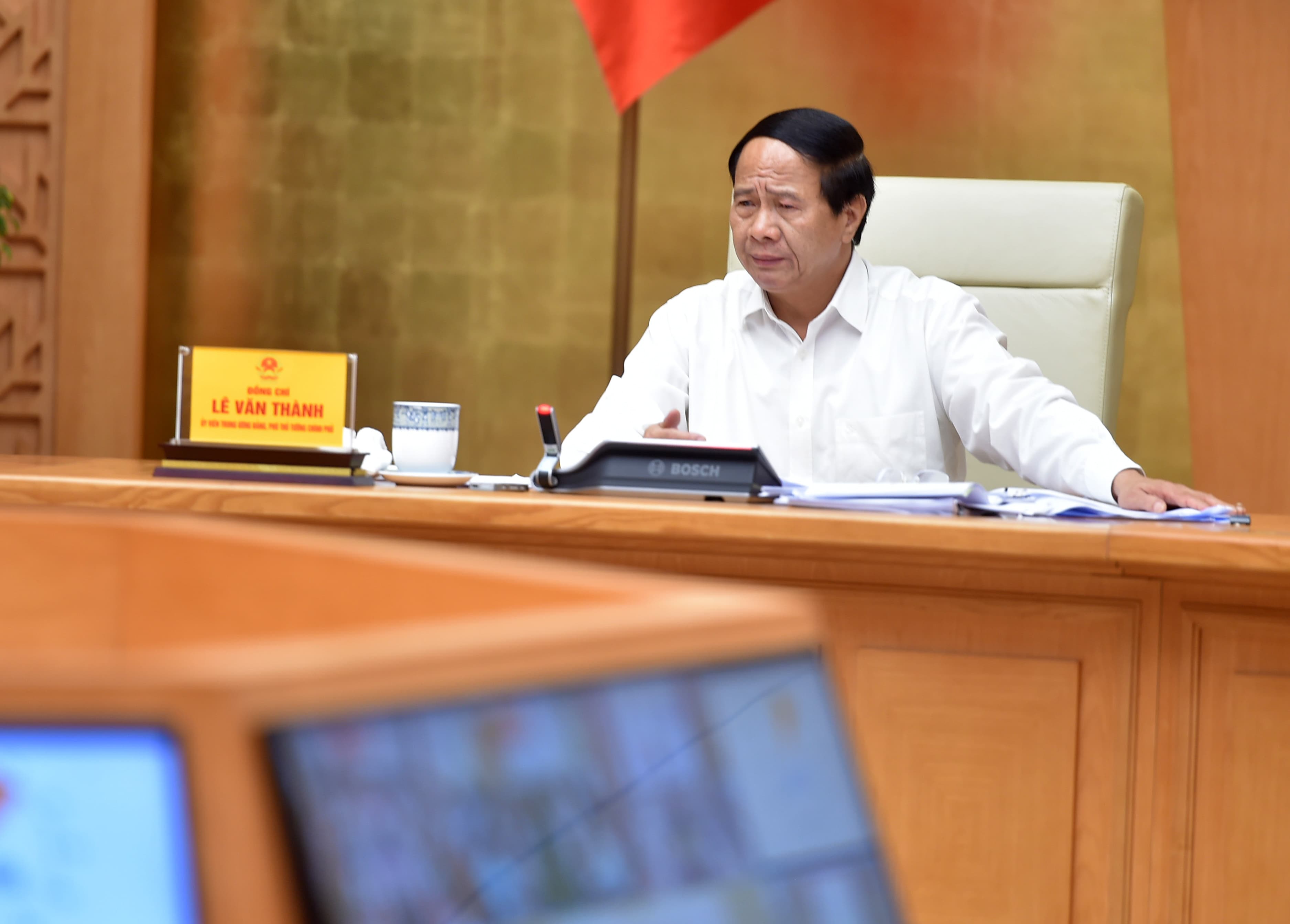 Gov’t vows to address obstacles faced by businesses amid COVID-19 spike