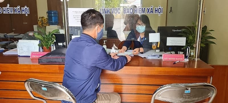 How will employees at bankrupt enterprises with social insurance debts be resolved?