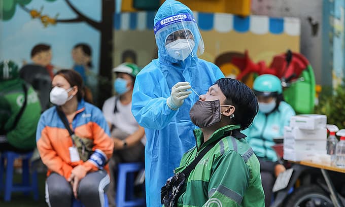 HCMC delivery firms tell drivers to pay for Covid tests as city pulls plug
