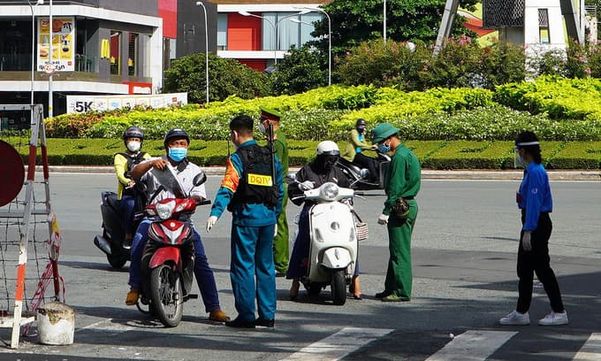 HCMC to allow vaccinated people, recovered patients on the streets after Sept. 30