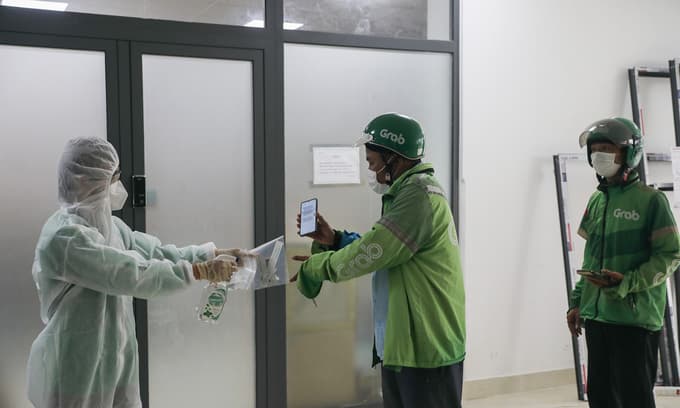 Delivery people return to work in HCMC after getting free test kits