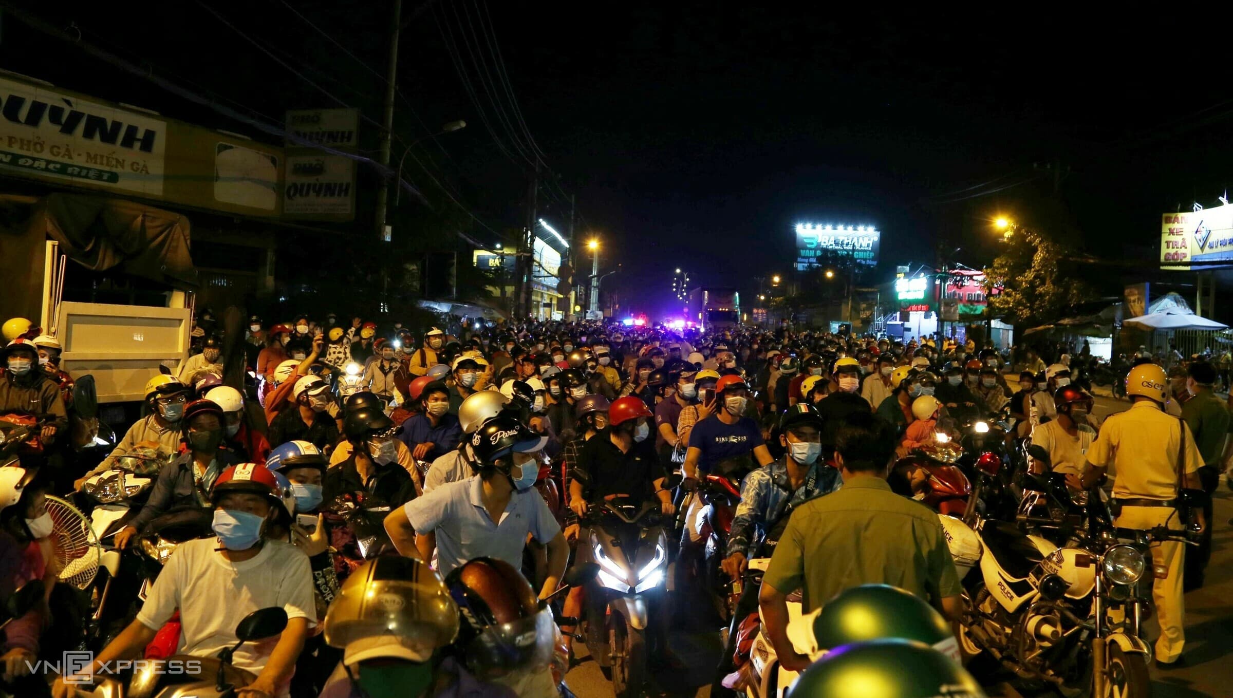 HCMC migrants on journey to hometown wait for hours at border