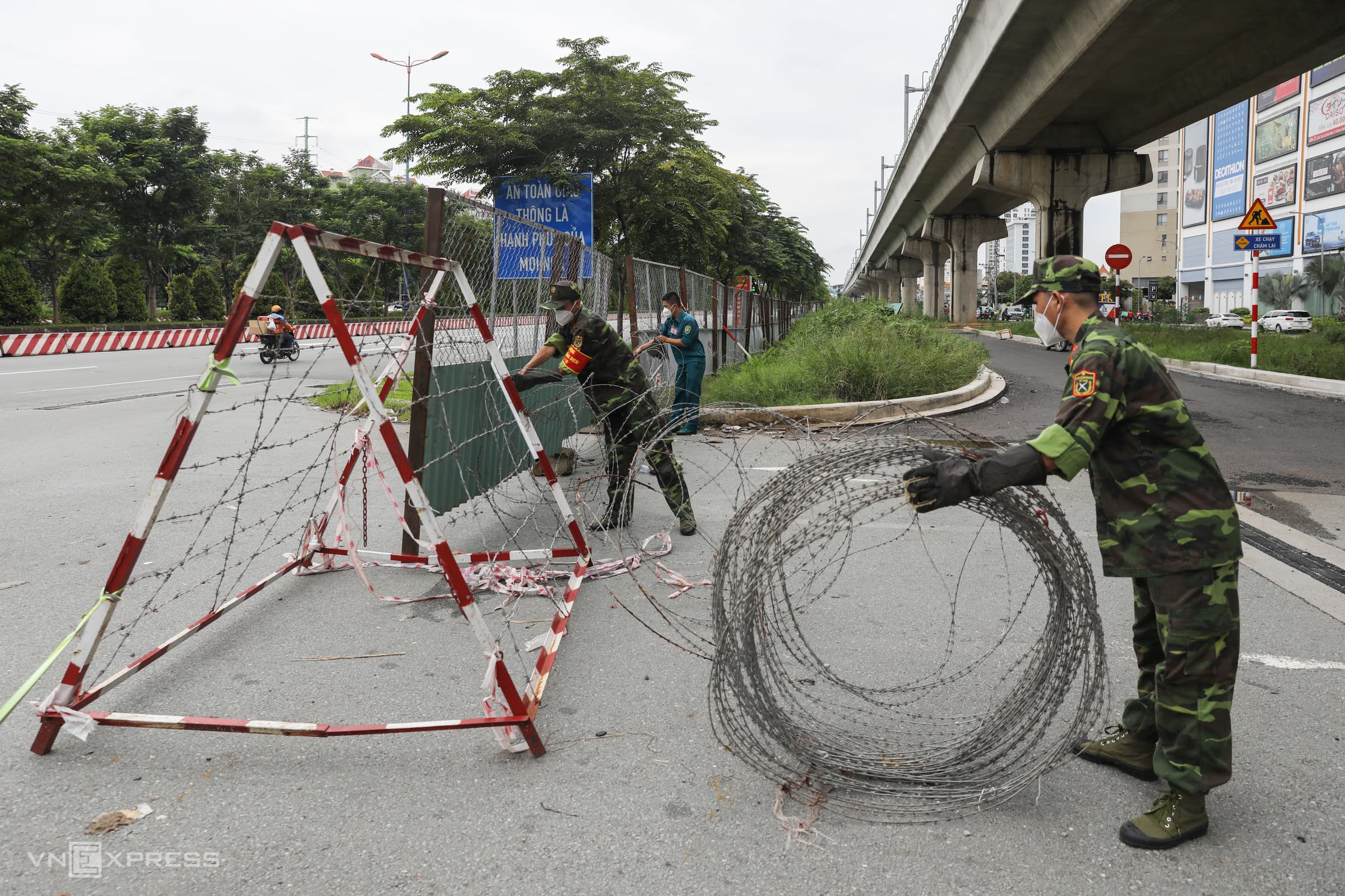HCMC removes barriers, checkpoints as Covid restrictions go
