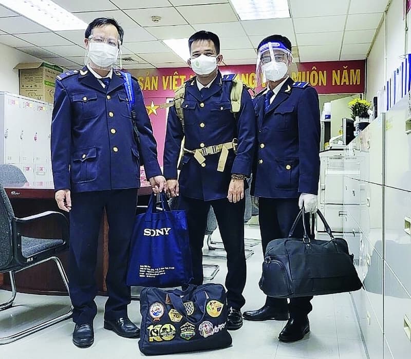 Arranging customs officers to ensure clearance of import and export goods