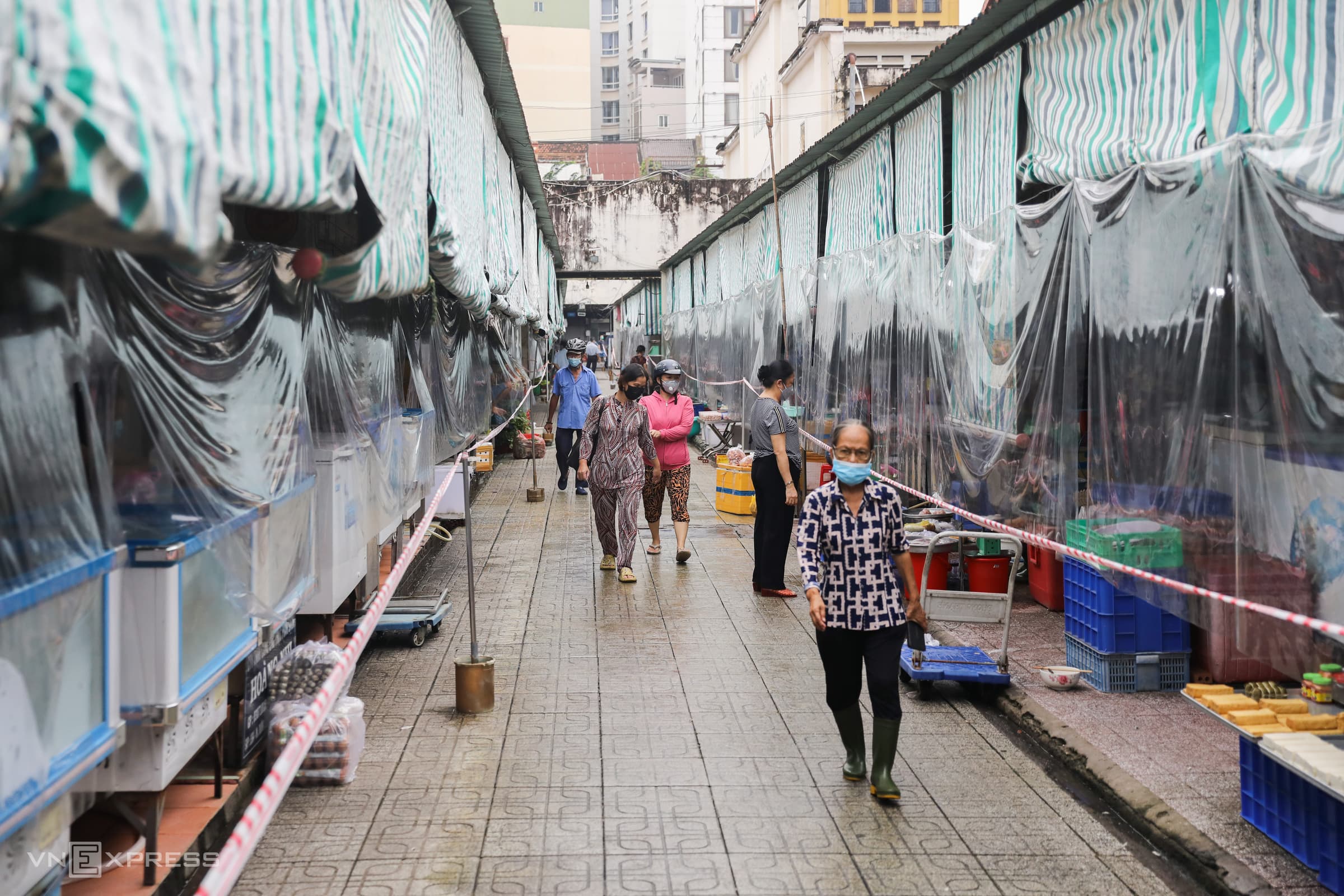 HCMC traditional markets reopen cautiously
