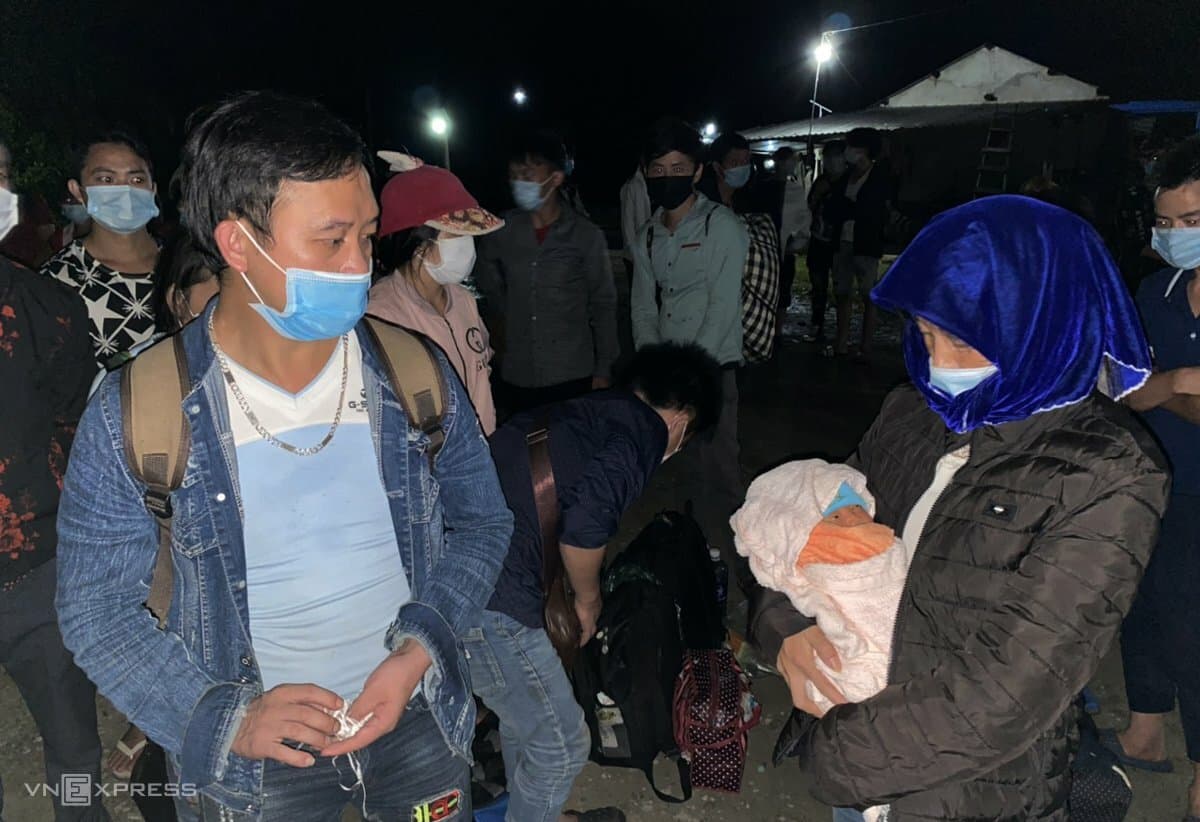 Jobless migrants given lift home after trekking on foot
