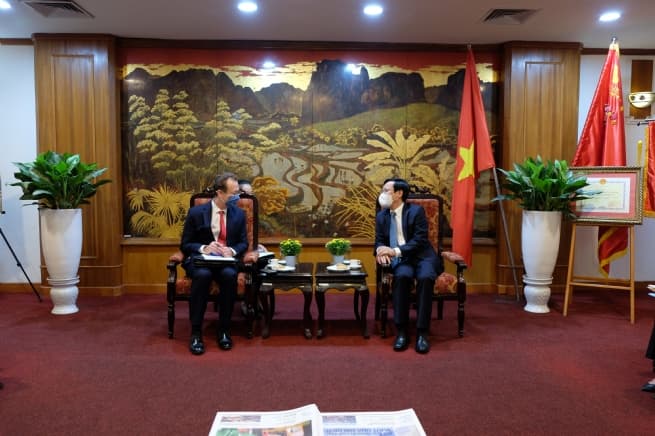 U.S. Wishes to Balance Trade Ties with Vietnam