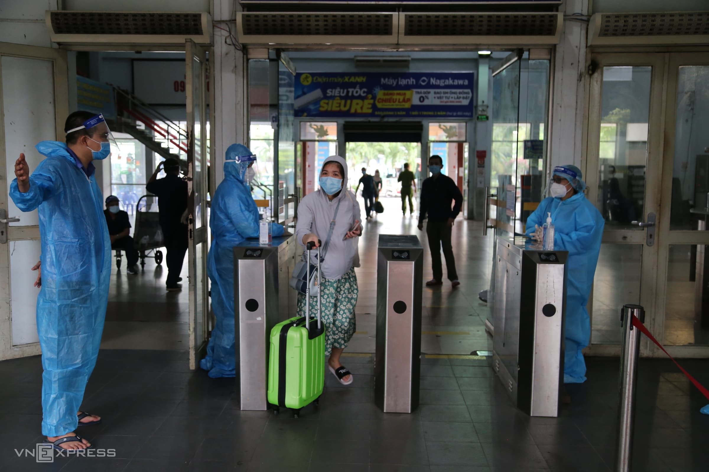 Mothers, children, elders get train rides home from HCMC