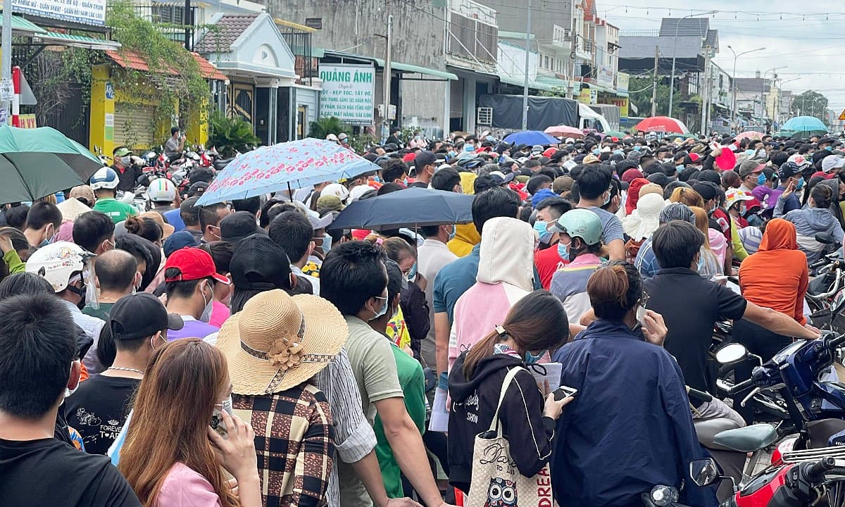 Binh Duong vaccination sites flooded with people seeking second Covid shot