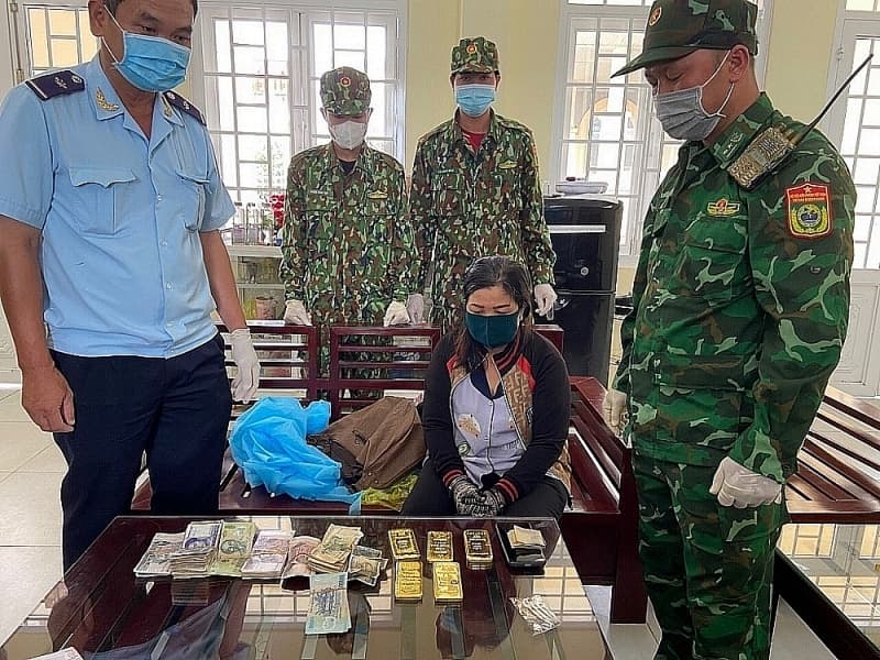 Huge gap in price, gold smuggling "heats up" in border area