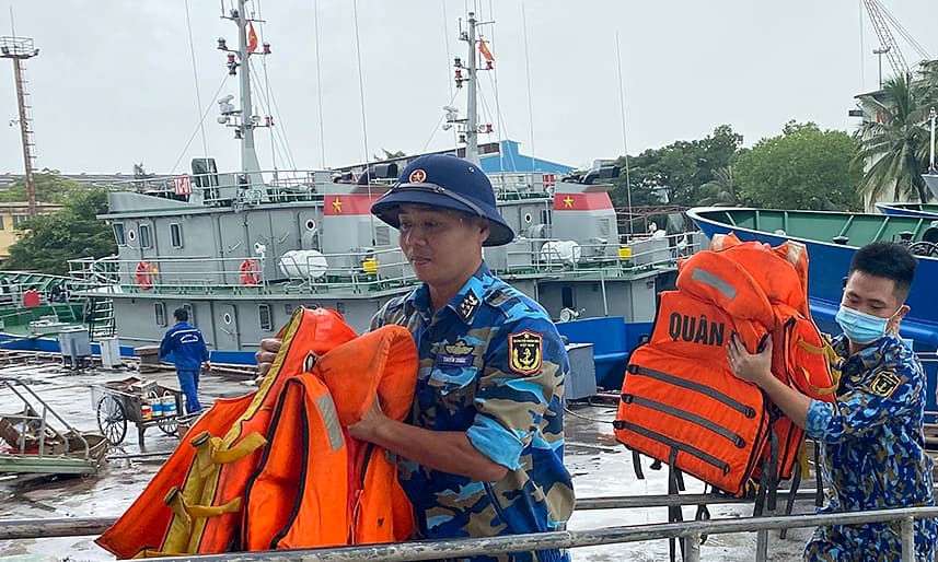 Vietnam prepares to evacuate 250,000 people as storm Kompasu looms