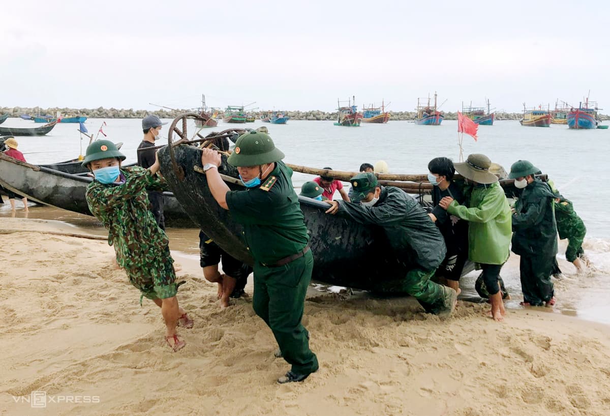 Central Vietnam braces for storm Kompasu