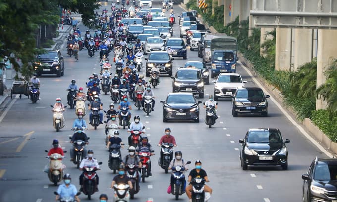 Hanoi to allow on-site dining, taxi services starting Thursday
