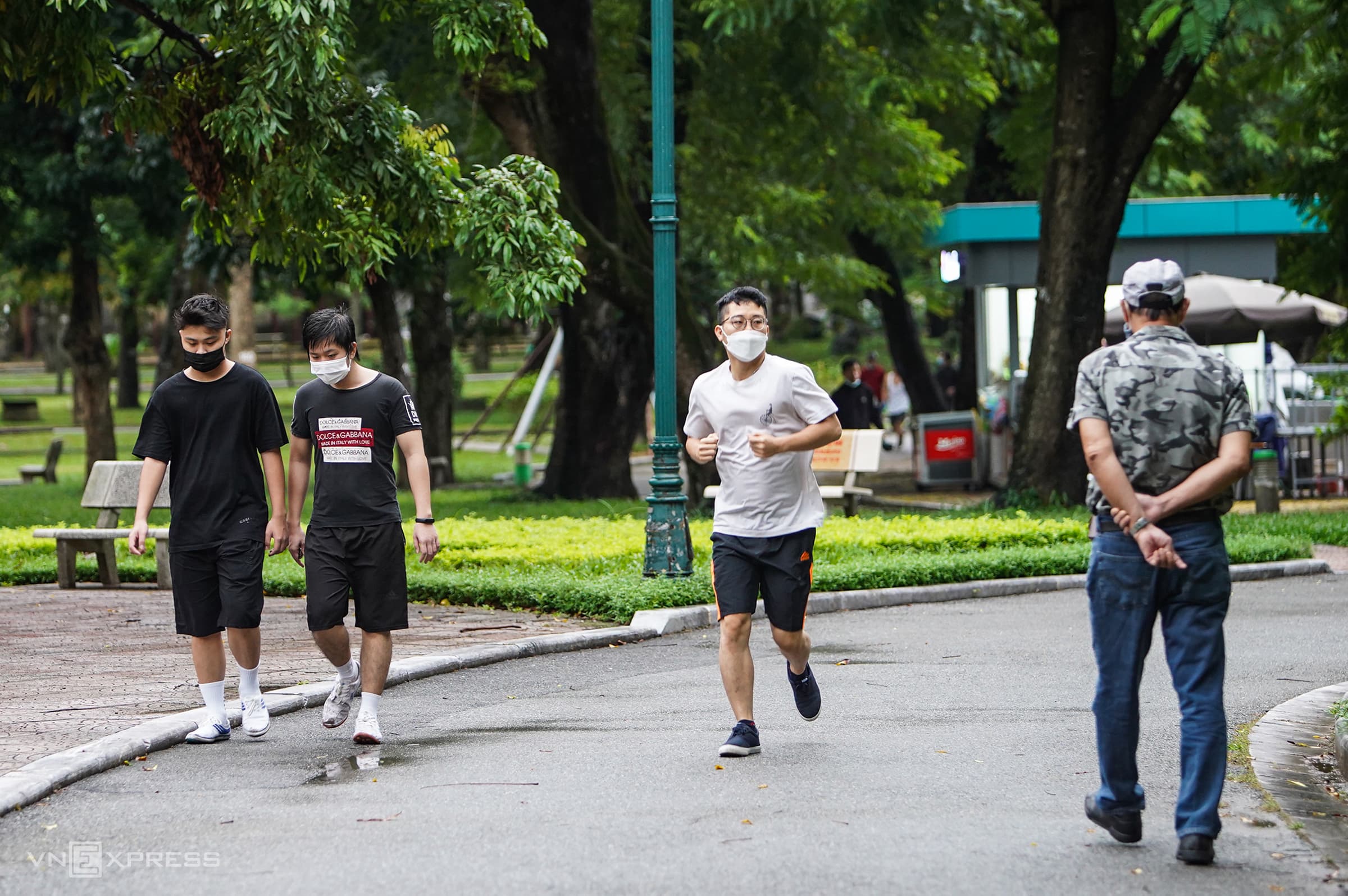 Buses empty as Hanoians flock to cafes, eateries
