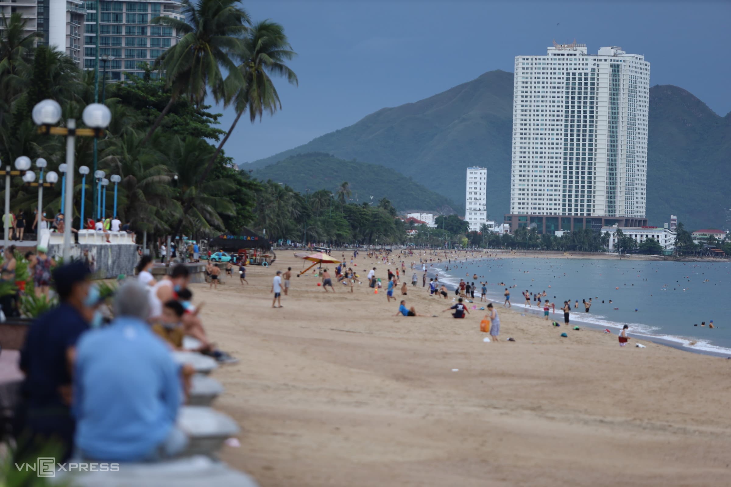 Beaches in Nha Trang, Vung Tau bustle after swimming ban lifted