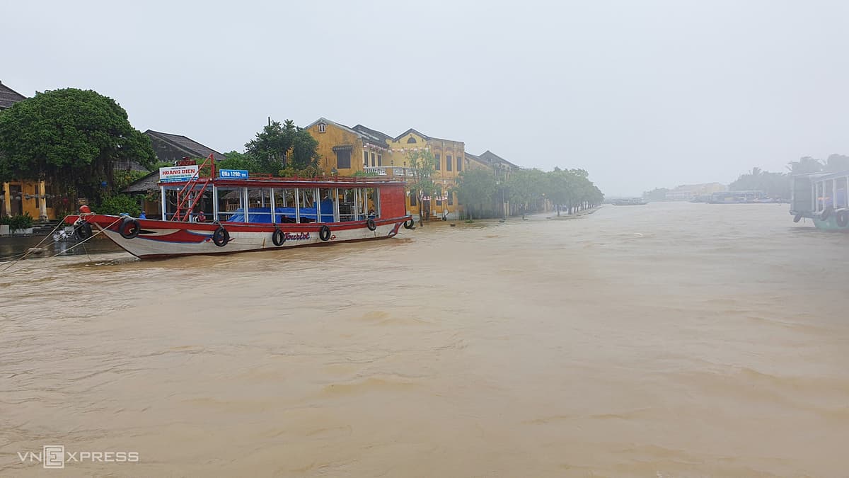 Torrential rains trigger flooding, disrupt life in central Vietnam