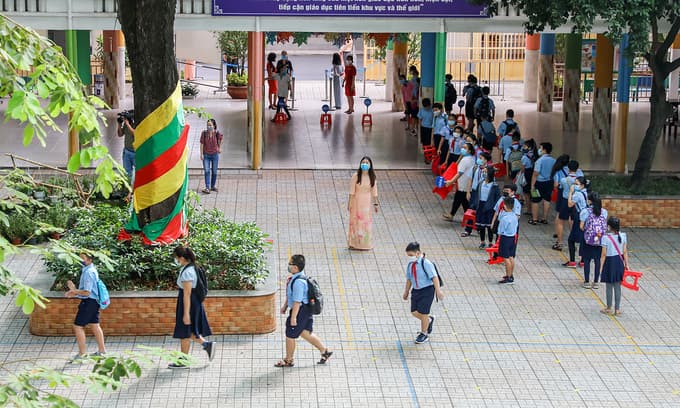 HCMC orders schools to halve class sizes to reopen
