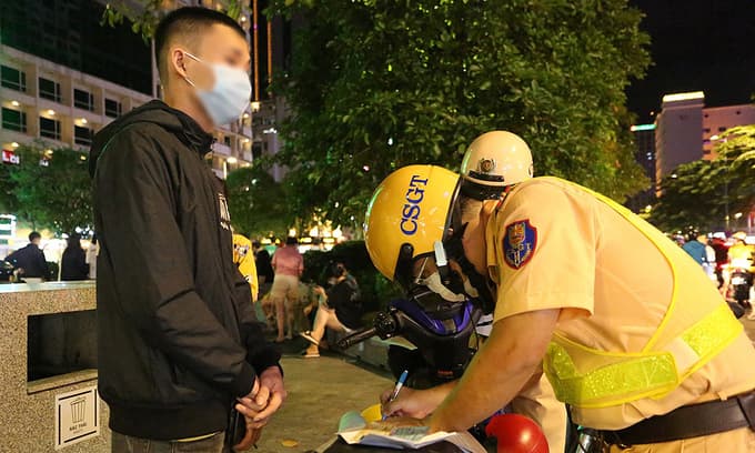 Patrols tighten in downtown HCMC following disregard of Covid-19 prevention
