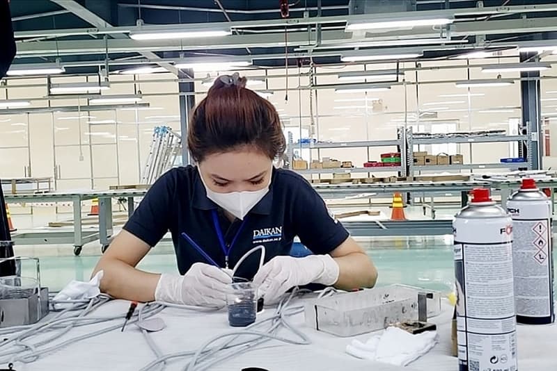 Enterprises in Dong Nai industrial zones quickly recover production