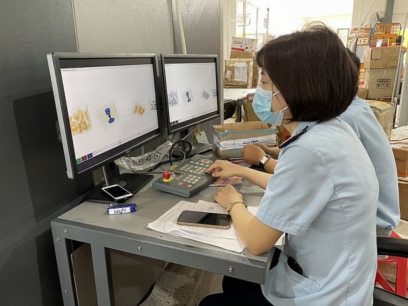 Applying IT to control customs clearance time
