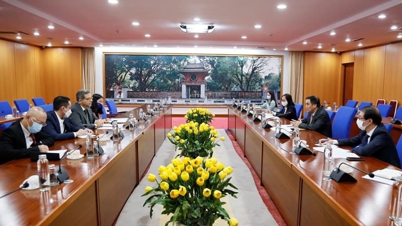 Deputy Minister of Finance Tran Xuan Ha works with IFDA country Director in Vietnam