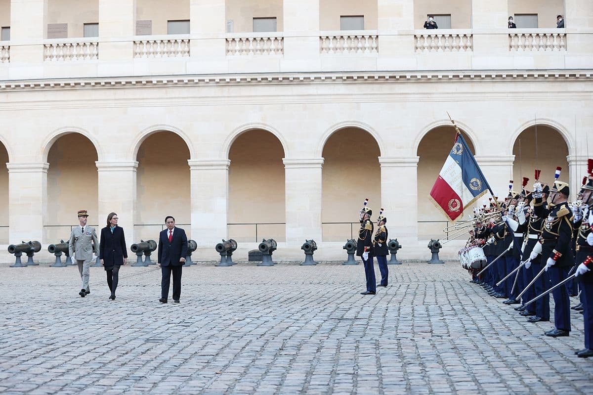 PM Pham Minh Chinh arrives for welcome ceremony at Les Invalides in Paris
