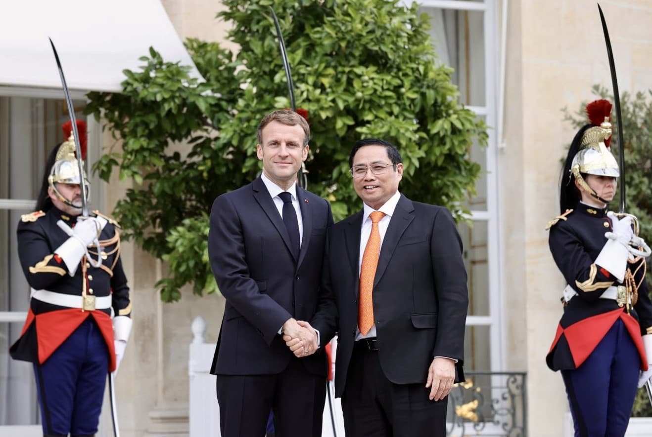 PM Pham Minh Chinh meets French President Emmanuel Macron